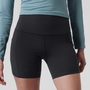 Athleta Salutation Stash Pocket 5” Shorts Large Black